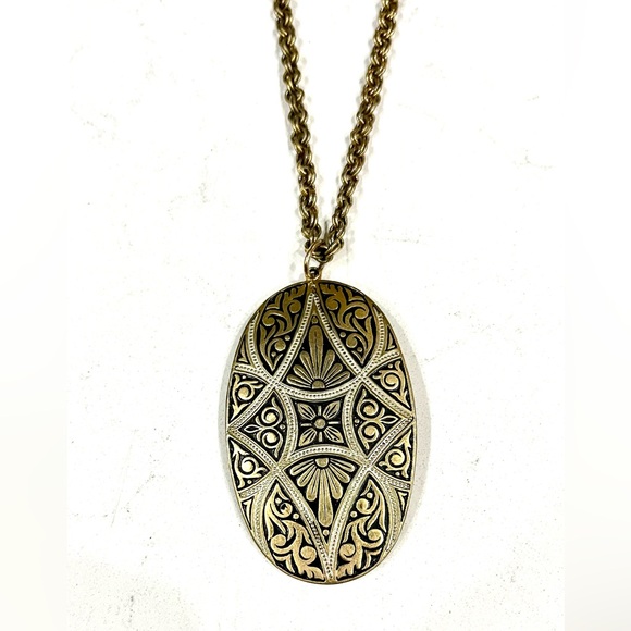 Vintage KINGLY QUEENLY Historical Spanish DAMASCENE Large Metal Pendant Necklace - Picture 10 of 10